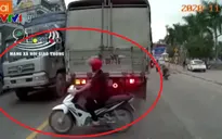 Xe máy sang đường bất cẩn bị cuốn vào gầm ô tô tải