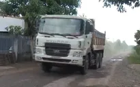 Đường hỏng nặng vẫn "oằn mình" gánh xe quá khổ, quá tải