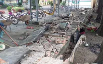 Tường rào trường tiểu học đổ sập, đè hàng chục xe của học sinh