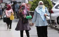 Người dân tụ tập, số ca mắc COVID-19 ở Indonesia tăng kỷ lục