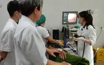 Vào viện cầu cứu bác sĩ vì mảnh xương gà cắm sâu vào thực quản