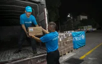10 tấn sản phẩm dinh dưỡng “bay thẳng" đến Việt Nam để điều trị trẻ suy dinh dưỡng ở miền Trung