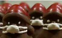Mùa lễ hội khác biệt do COVID-19: Đi chợ qua cửa kính ô tô, chocolate ông già Noel đeo khẩu trang...