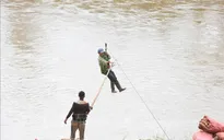 Cầu treo bị lũ cuốn trôi, người dân liều mình với "tử thần" đu dây vượt sông