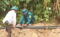 "Khát" nước sạch, người dân vùng lũ phải đi gùi nước, xin nước
