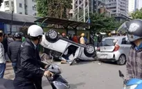 Hà Nội: Tai nạn liên hoàn, xe ô tô lật ngửa giữa phố