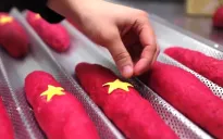 Độc đáo bánh mì Tổ quốc mang hình ảnh cờ đỏ sao vàng