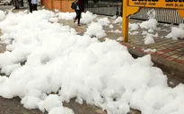 Bọt trắng độc hại phủ trắng đường phố tại Ấn Độ