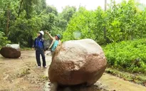 Hàng chục tấn đá đổ xuống đường, miền núi Quảng Nam tiếp tục bị cô lập