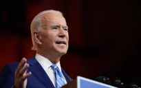 Ông Joe Biden gặp tai nạn khi chơi cùng thú cưng
