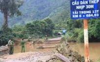 Điều dầm cầu thép di động khắc phục cầu bị lũ cuốn ở Kon Tum