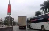 Nhập làn thiếu quan sát, xe khách suýt bị xe tải cùng chiều đâm trúng
