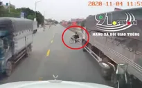 Sang đường thiếu quan sát, nam sinh suýt bị xe container đâm