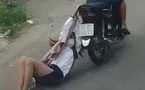 Tên cướp kéo lê cô gái hàng trăm mét trên đường phố