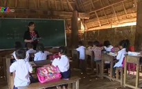 Đường đến trường dài thêm hàng chục cây số do cầu đứt gãy sau mưa lũ