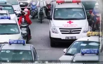 Taxi "bủa vây" cổng bệnh viện, "nhờn" luật?