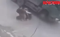 VIDEO: 3 nam sinh đi xe đạp điện tông thẳng vào xe tải