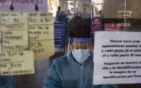 Australia dừng thử nghiệm vaccine COVID-19 của Đại học Queensland do dương tính giả với HIV