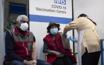 Vaccine COVID-19 và cánh cửa dần khép lại với Tổng thống Trump: Tâm điểm của truyền thông thế giới