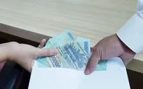 Tạm giữ đối tượng tự xưng là phóng viên, nhận hối lộ của một số trường học