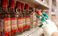 Quan chức Nga kêu gọi người dân kiêng rượu khi tiêm vaccine COVID-19