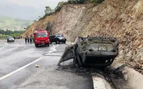 Đâm vào vách núi, xe Mazda cháy trơ khung