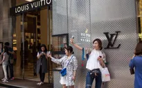 Vì dịch bệnh, thị trường thời trang xa xỉ cố gắng "lột xác"