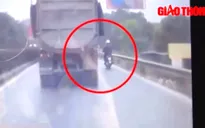 Phóng nhanh, vượt ẩu, xe tải đâm thẳng vào xe máy, 2 người bị thương nặng