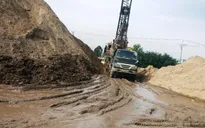 Bến bãi vật liệu xây dựng không phép: Dân phải "bán xới", chính quyền ở đâu?