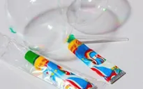 24 học sinh ngộ độc sau khi thổi keo bong bóng