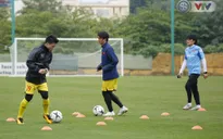 ẢNH: Quang Hải, Tuấn Anh tập riêng cùng bác sĩ Choi