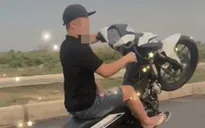 Xử phạt “quái xế” bốc đầu xe máy, khoe “chiến tích” trên mạng xã hội