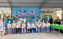 Cảnh sát biển tặng quà cho các gia đình tôn giáo có hoàn cảnh khó khăn