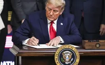 Ông Trump ký luật có thể đuổi công ty nước ngoài ra khỏi sàn chứng khoán Mỹ