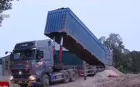 Tinh vi thủ đoạn độ chế container để chở cát lậu