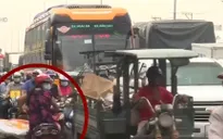 Bức xúc vì ô tô chạy vào làn xe máy