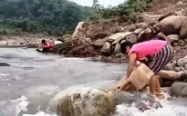 Thiếu nước sạch trầm trọng sau mưa lũ ở miền Trung