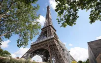 Pháp đấu giá 14 bậc cầu thang Tháp Eiffel
