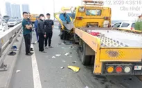 Xe cứu hộ tông xe môi trường trên cầu Nhật Tân, 2 người thương vong