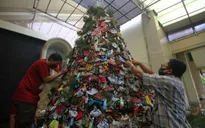 Nhà thờ ở Indonesia trang trí cây thông Noel bằng khẩu trang và nước sát khuẩn tay