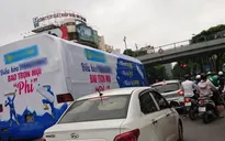 Dán quảng cáo kín ô tô tiềm ẩn nguy cơ mất an toàn giao thông