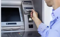 Từ ngày 31/3/2021, thẻ ATM gắn chip sẽ thay thế cho thẻ từ