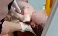 Đẻ rớt con trong nhà vệ sinh bệnh viện, mẹ trẻ bỏ con vào... thùng rác