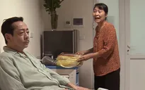 Trở về giữa yêu thương - Tập 5: Ông Phương (NSND Hoàng Dũng) bối rối khi cô chăm trong viện đòi bóp chân, cõng đi vệ sinh