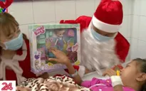 "Ông già Noel" mang đến Giáng sinh ấm áp cho các bệnh nhi