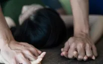 Đi uống rượu, bé gái 12 tuổi bị 2 nam thiếu niên 15 tuổi hiếp dâm