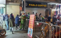 Xe máy, xích lô 'quay đầu' trước khu vực thí điểm mở rộng không gian phố đi bộ tại Hà Nội