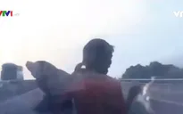 Clip: Đi bộ qua cao tốc và cái kết đắng lòng