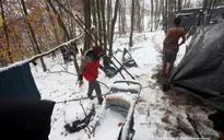 Hàng nghìn người di cư "không điện, không nước, không chỗ ngủ" trong giá rét ở Bosnia
