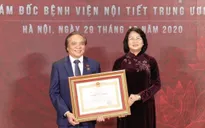 "Cha đẻ" của kỹ thuật nội soi tuyến giáp nhận danh hiệu Anh hùng lao động